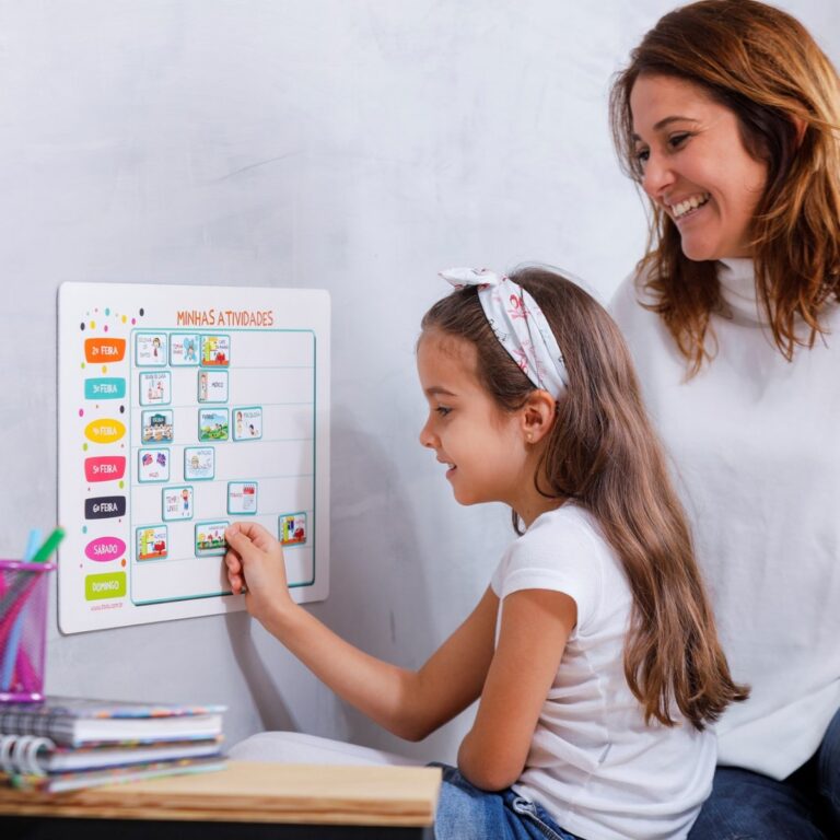 criança e mãe mexendo em quadro de atividades